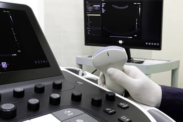 Ein Arzt Mit Einer Ultraschallsonde Sonografiegerät — Stockfoto