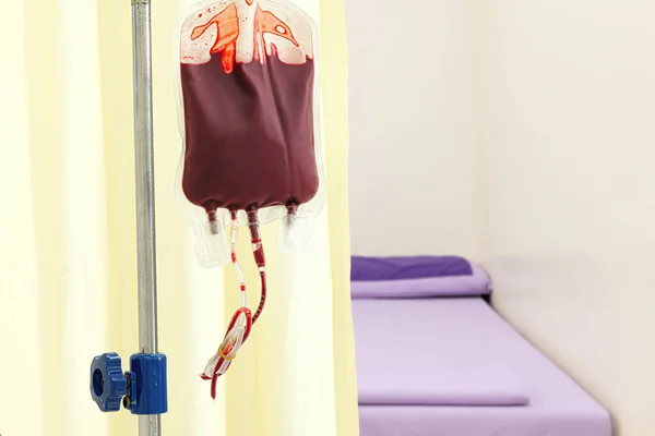 金属製のスタンドに血の袋 — ストック写真