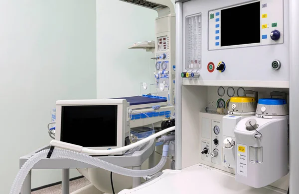 有麻醉机器的现代手术室 — 图库照片