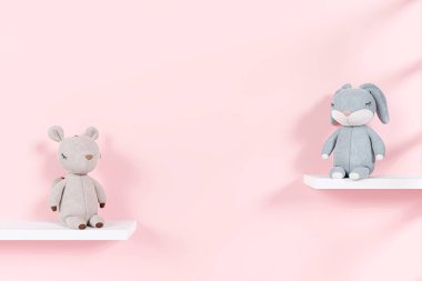 Doldurulmuş oyuncak hayvanlar raflarda sergileniyor..