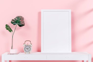 Bir resim çerçevesinin 3D çizimi çiçek vazosuyla taklit edilir