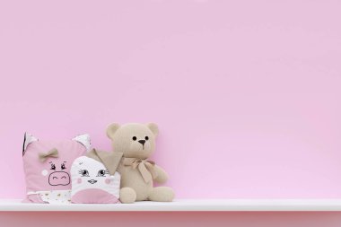 Doldurulmuş oyuncak ayı ve beyaz rafta hayvan yastıkları. 3d resimlendirme.