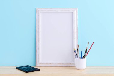 Tahta bir masanın üzerindeki resim çerçevesinin 3D çizimi.