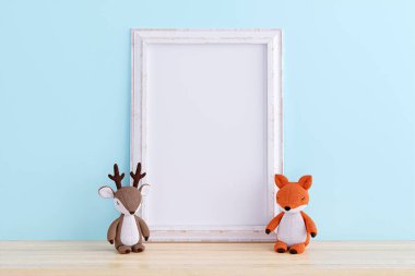 Ahşap bir masanın üzerinde mavi duvar arkaplanı olan bir resim çerçevesinin 3D çizimi.