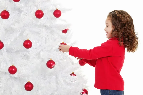 Bambina che addobba un albero di Natale — Foto Stock