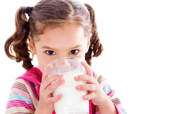 Kind trinkt Milch — Stockfoto