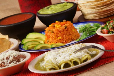 Geleneksel Meksika yeşil enchilada akşam yemeği