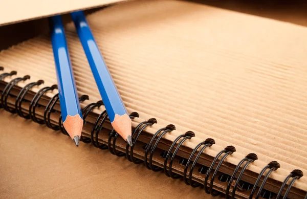 Bloco de notas, lápis e pasta de papel — Fotografia de Stock