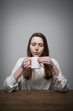 Kahve içen kadın