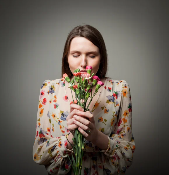 Meisje met bloemen — Stockfoto