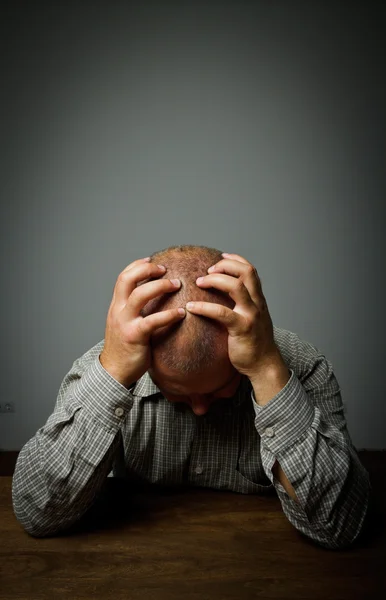 Verdriet. man in gedachten. — Stockfoto