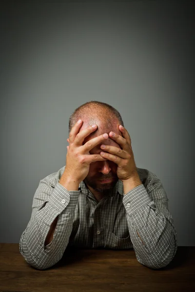 Verdriet. man in gedachten. — Stockfoto