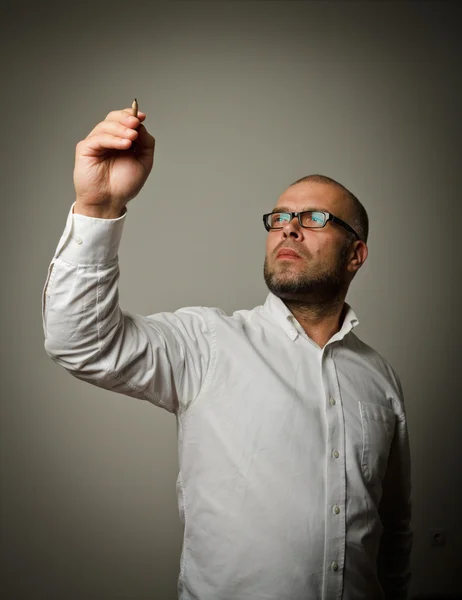 Homem está escrevendo — Fotografia de Stock