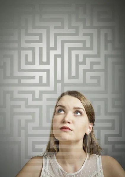 Laberinto. Chica en blanco resolviendo un problema . —  Fotos de Stock