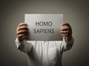 adam ellerini kağıttır tutuyor. Homo sapiens.