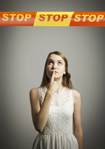 Ragazza in bianco e STOP line . — Foto Stock