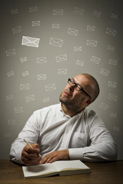 Man in wit en brieven. — Stockfoto