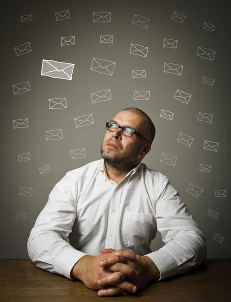 Hombre en blanco y letras . — Foto de Stock