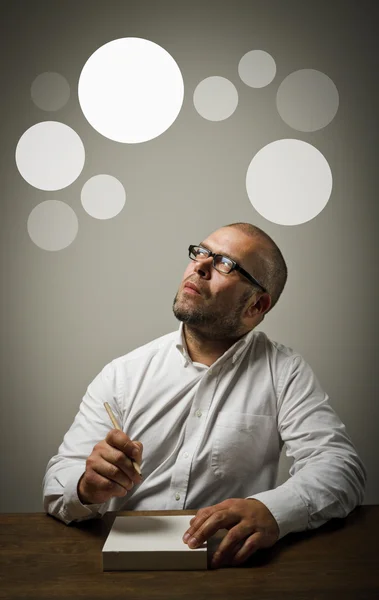 Creador. Hombre en burbujas blancas y grises . — Foto de Stock