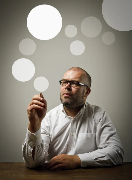 Schöpfer. Mann in weißen und grauen Blasen. — Stockfoto