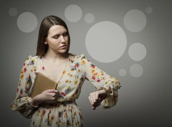 Jonge vrouw en horloge — Stockfoto