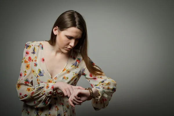 Mujer joven y reloj de pulsera — Foto de Stock