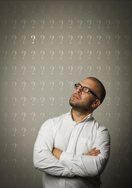 Mann und Fragezeichen. — Stockfoto