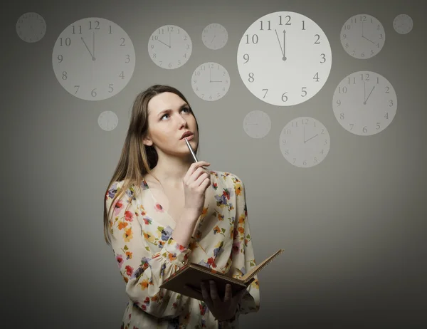 Tänkande. ung kvinna och klocka. — Stockfoto