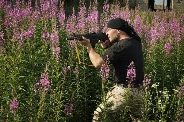 Hombre con arma —  Fotos de Stock