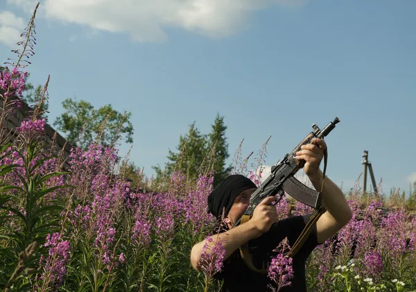 Homem com arma — Fotografia de Stock