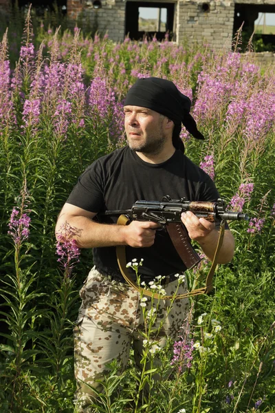 Hombre con arma —  Fotos de Stock