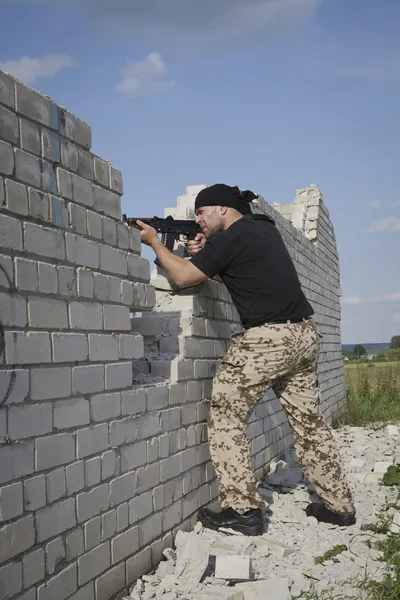 Man met pistool — Stockfoto