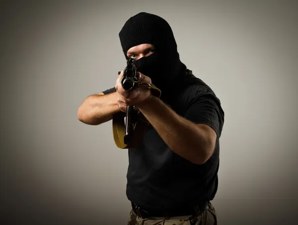 Man with gun — Stock Photo, Image