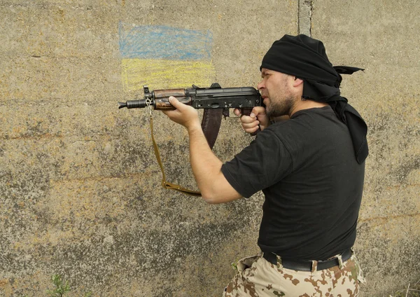 Homem com arma — Fotografia de Stock