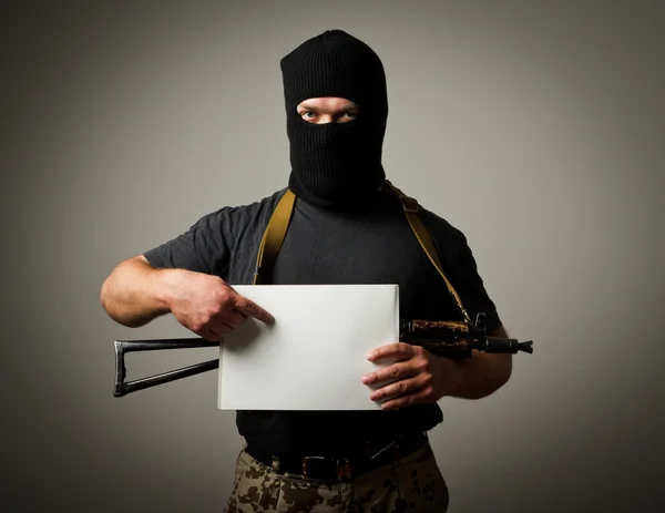 Střelec drží dokument white paper — Stock fotografie
