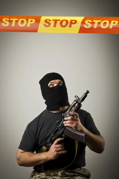 Homem com arma e linha STOP . — Fotografia de Stock