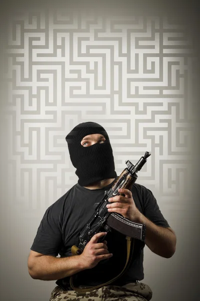 Man with gun and maze. — Stock Photo, Image