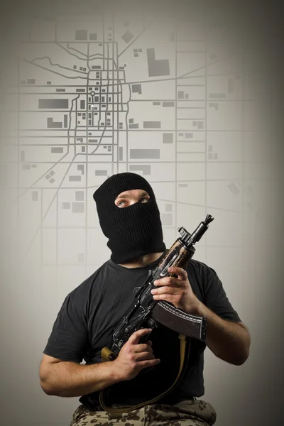 Man with gun. City map. — Stock Photo, Image