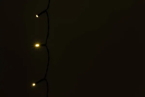 Podwiązka Światła Choinkowe Ciemnej Ścianie Rustykalny Nowy Rok Czarny Minimalne — Zdjęcie stockowe