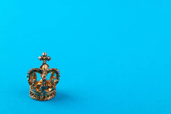 Kleine Goldene Krone Auf Blauem Papierhintergrund Makro — Stockfoto