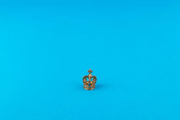 Pequena Coroa Dourada Sobre Fundo Papel Azul Macro — Fotografia de Stock