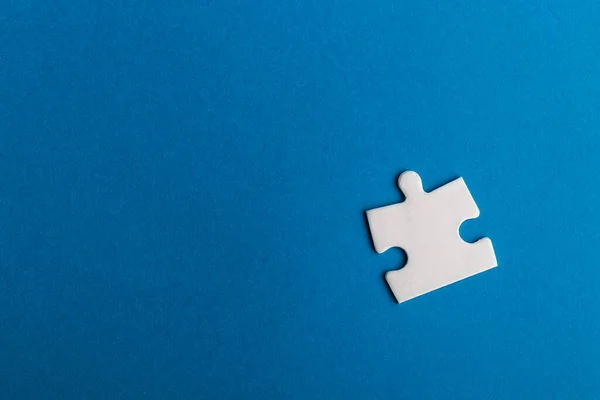Pezzo Puzzle Bianco Sfondo Blu Texture Foto Con Spazio Testo — Foto Stock