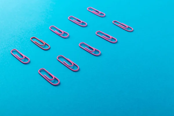 Colored Paper Clips Pink Paper Clips Macro Close Isolated Blue — Stock Photo, Image