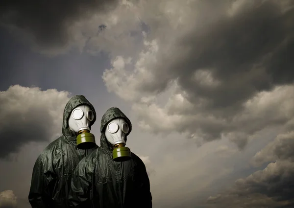 Plynové Masky Dva Lidé Plynovými Maskami Dramatickou Oblohou Vzadu Kopírovacím — Stock fotografie