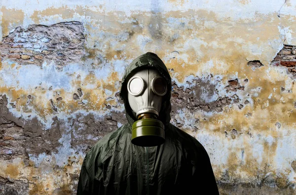 Gasmasker Een Man Met Een Gasmasker Zijn Gezicht Muur Achter — Stockfoto