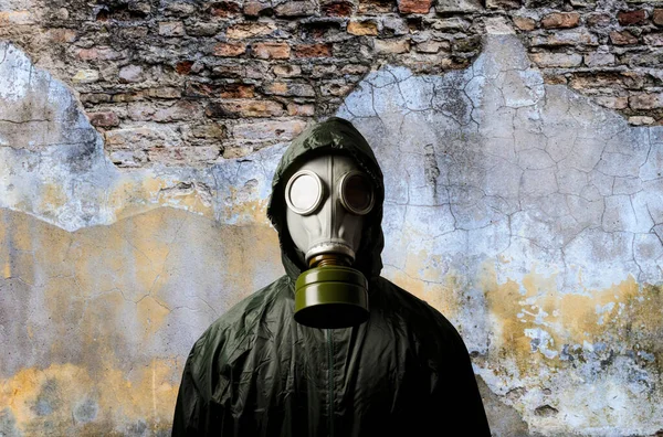 Gas Mask Man Wearing Gas Mask His Face Wall Him — Stock Photo, Image