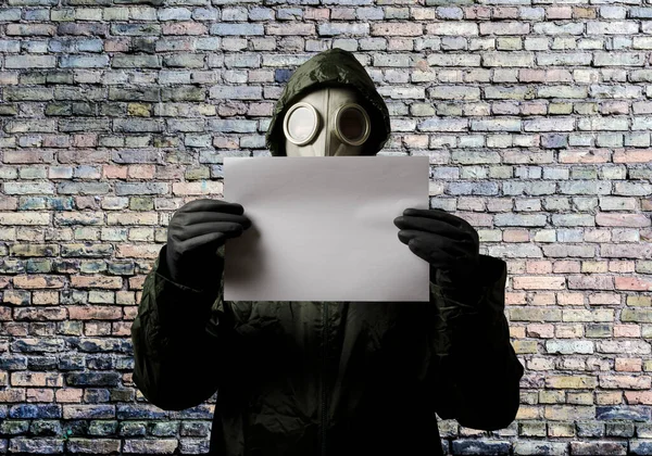 Man Wearing Gas Mask His Face Holding White Paper Wall — Stock Photo, Image