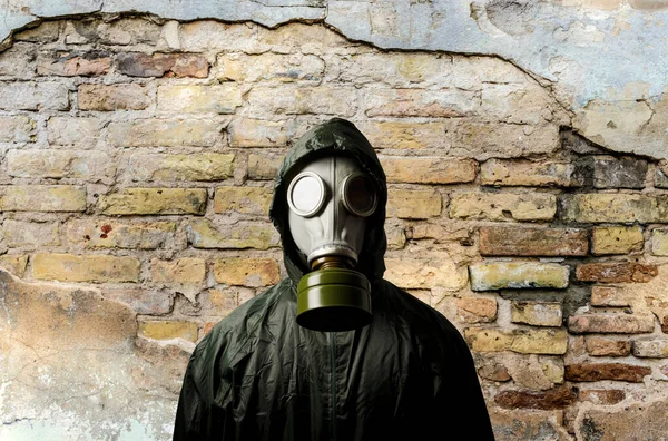 Plynová Maska Muž Plynovou Maskou Obličeji Stěnou Ním Kopírovacím Prostorem — Stock fotografie
