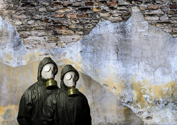 Gas Masks Two People Gas Masks Brick Wall Copy Space — Stock Photo, Image