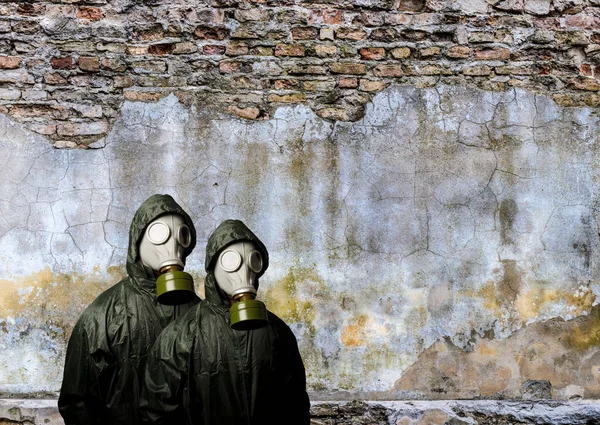 Masques Gaz Deux Personnes Avec Masques Gaz Mur Briques Derrière — Photo